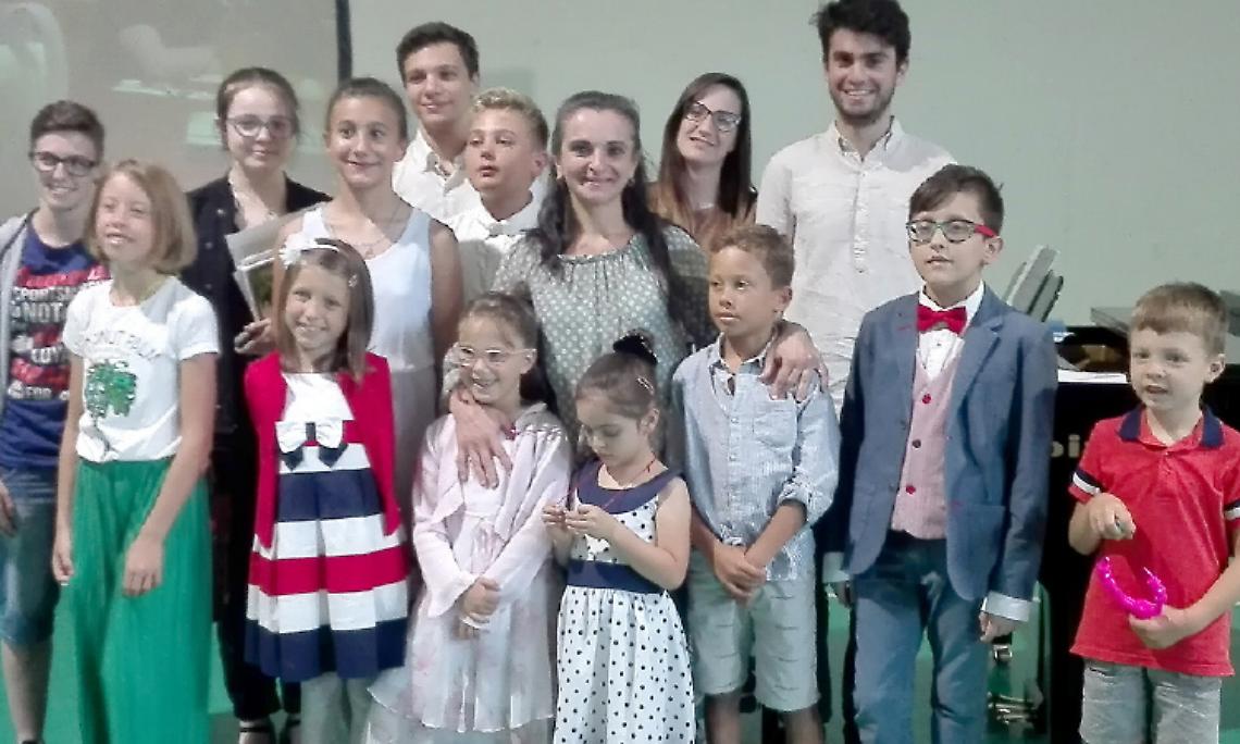 SETTIMO. La pianista Ilaria Schettini con i suoi allievi a Torgnon