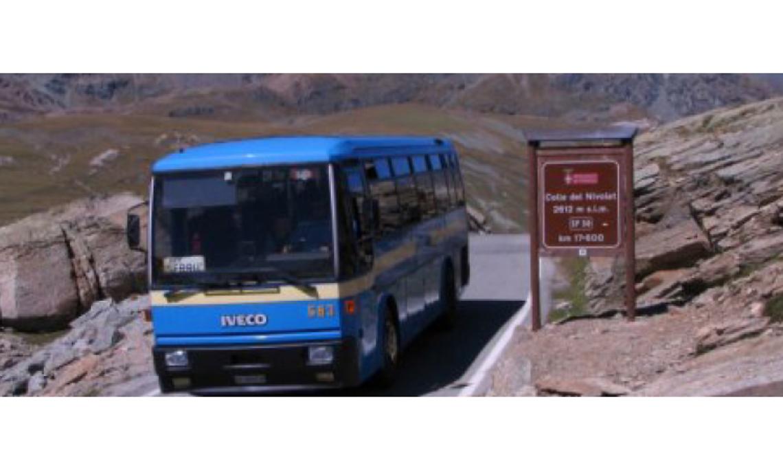 Pullman incastrato in curva, valle paralizzata: Ceresole Reale resta isolata