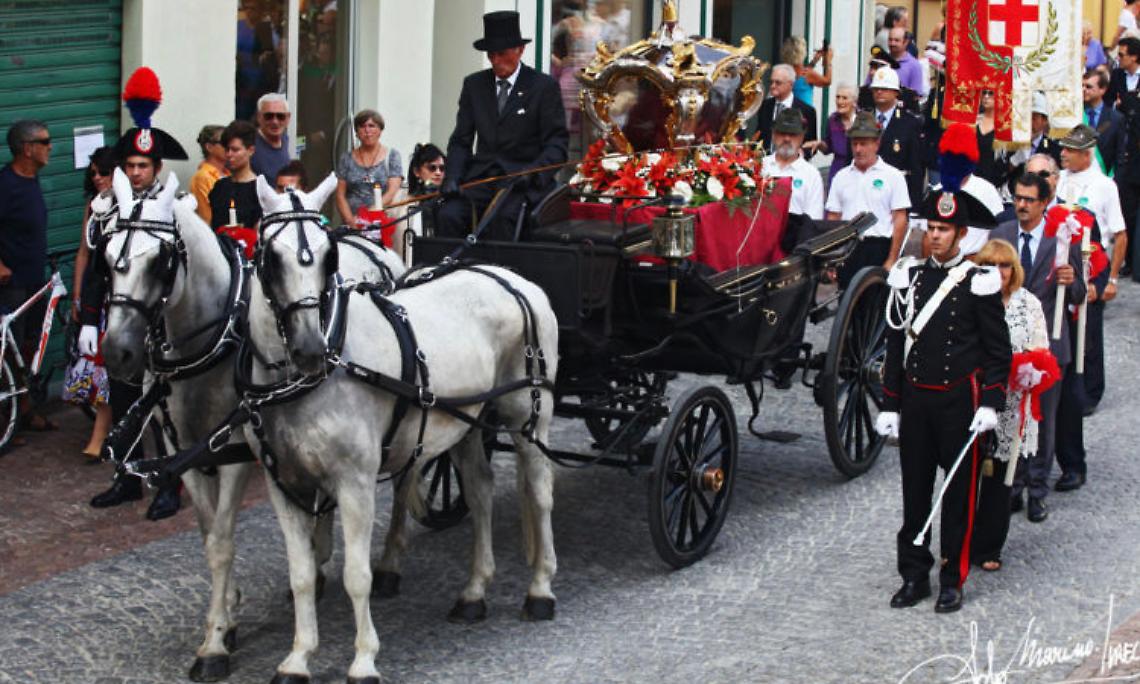 IVREA. Il passaggio dei Ceri la processione religiosa