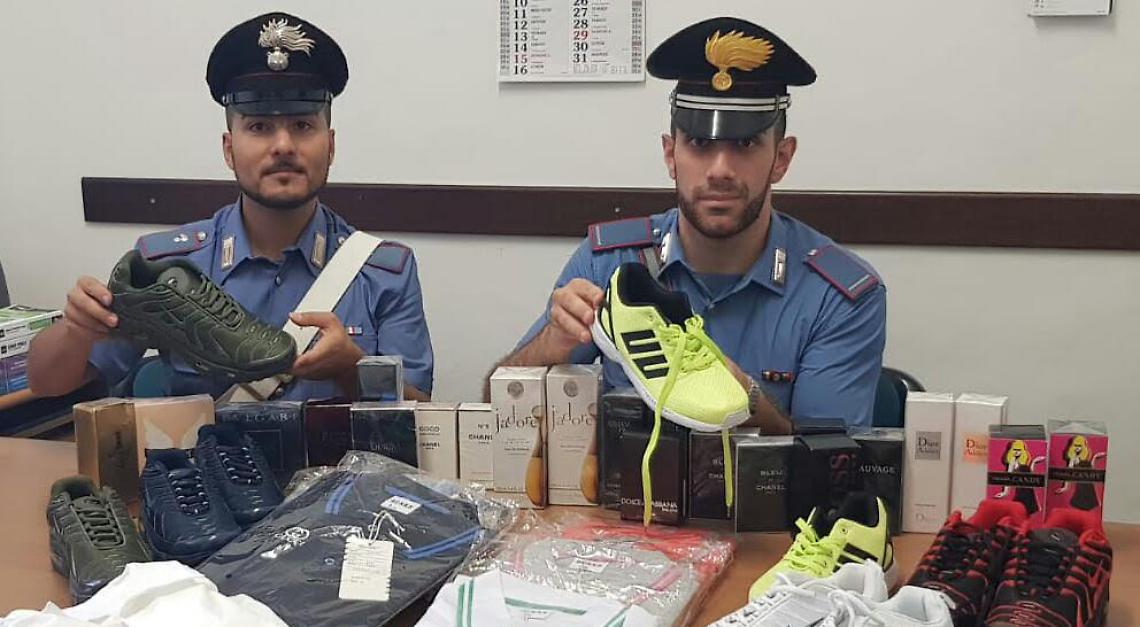 RIVAROLO. Profumi e magliette con marchi falsi in auto, due denunce