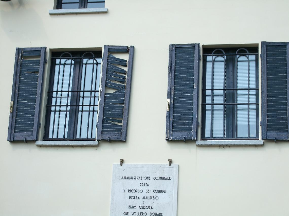 BANCHETTE. Polemica per le finestre rotte del Municipio