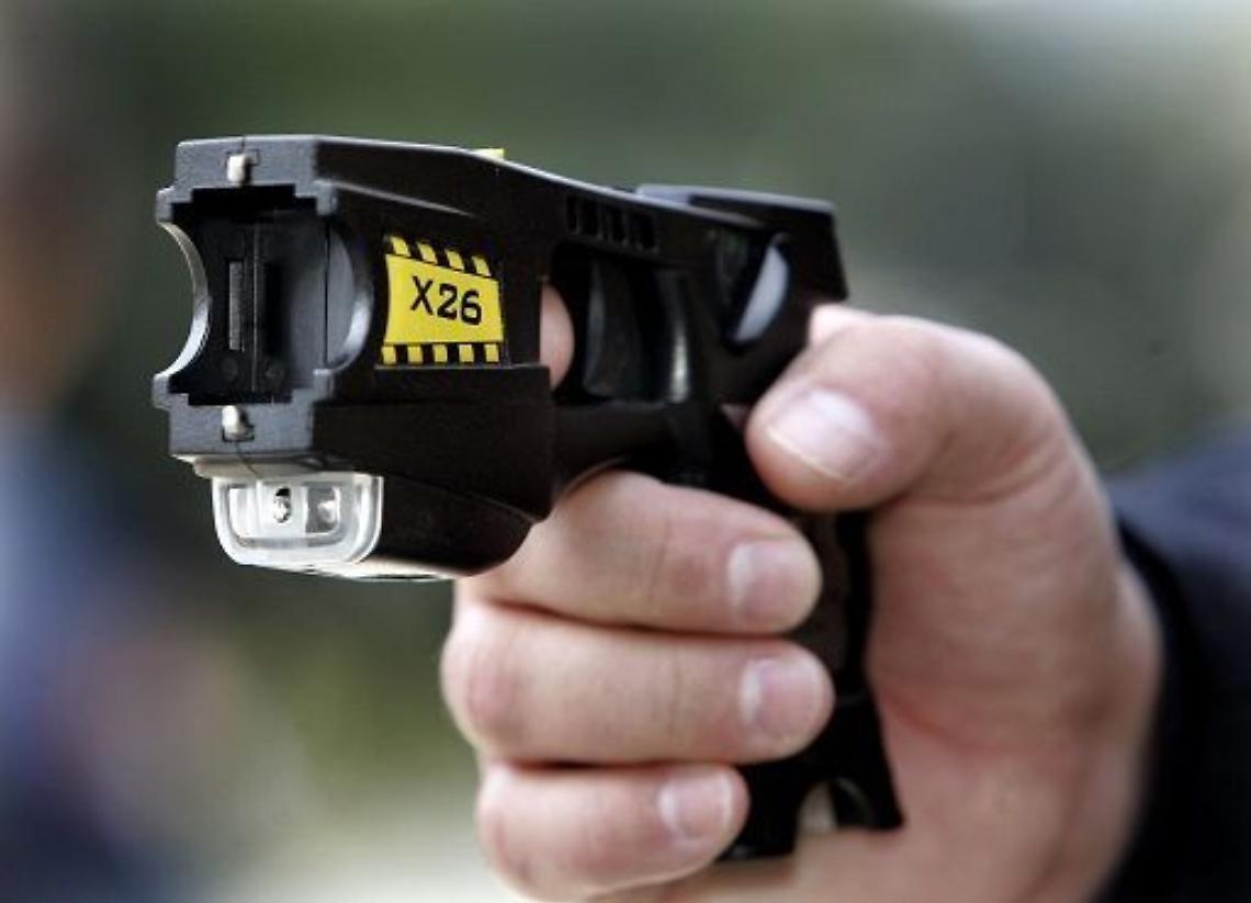 Sassi contro le auto a Feletto. Malvivente fermato dai carabinieri grazie al taser