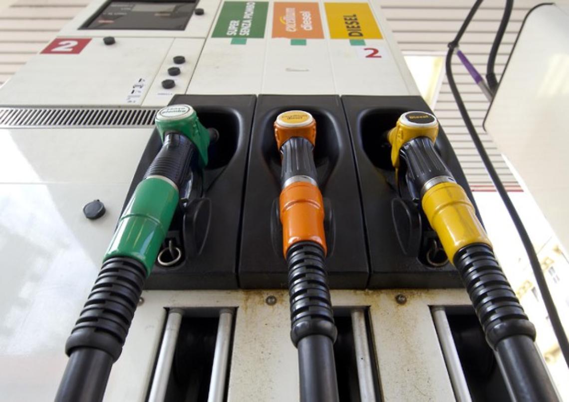 ROMA. Carburanti si cambia, al distributore le etichette 'green'