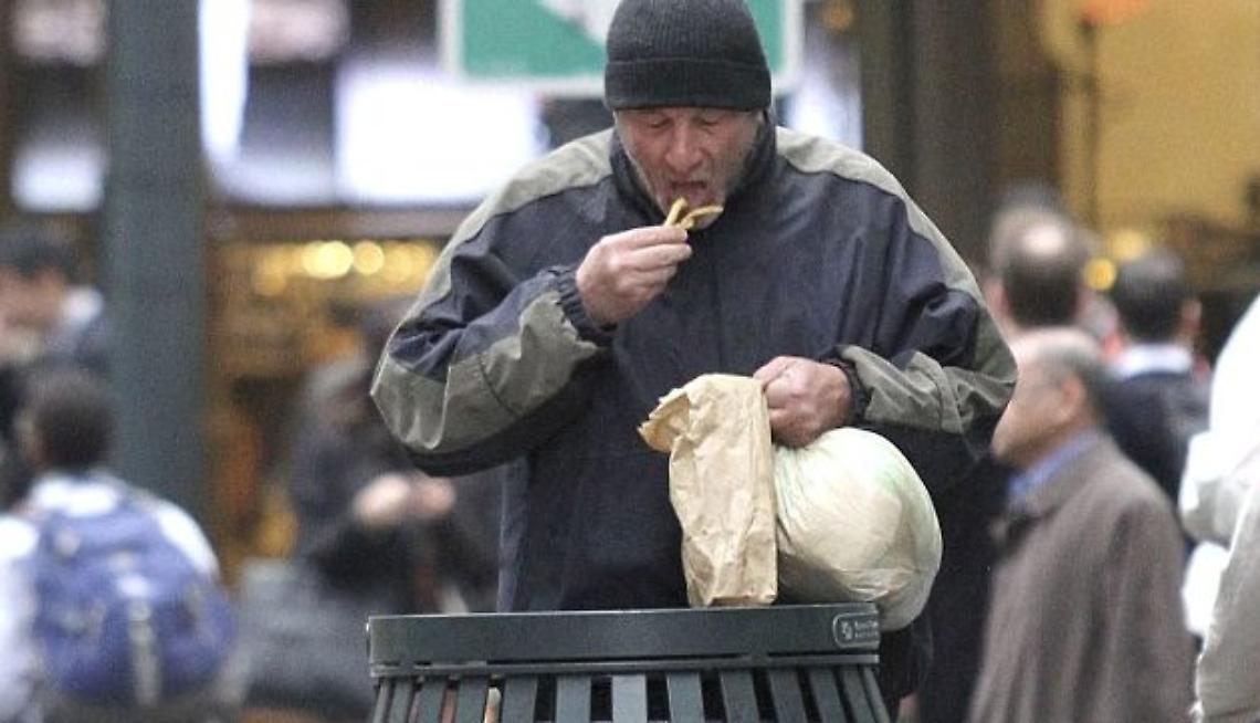 IVREA. Pranzo e cena tra i rifiuti