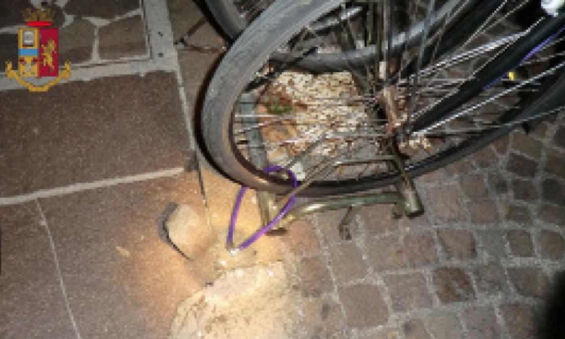 SETTIMO TORINESE. Cerca di scassinare un lucchetto di una bici Arrestato dai carabinieri
