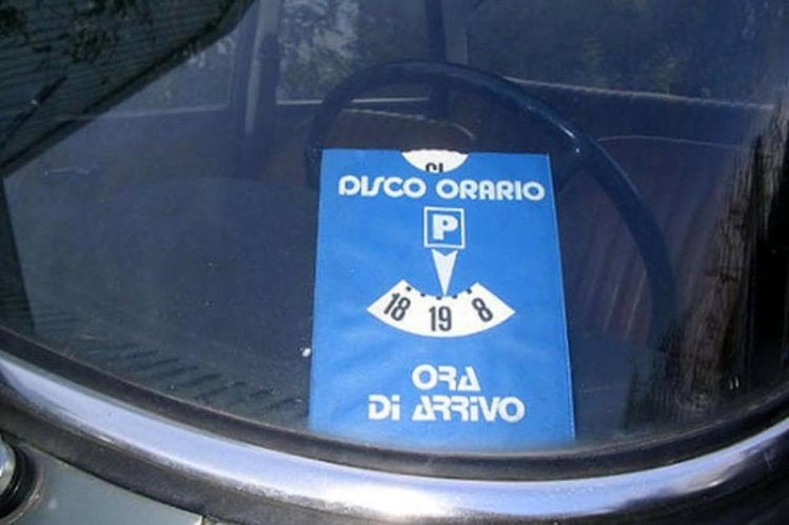 CRESCENTINO. Torna il disco orario e nuova viabilità davanti alle scuole