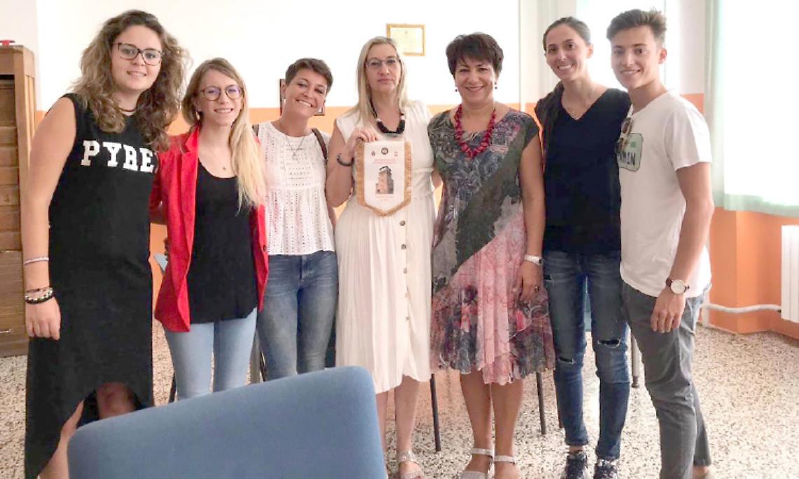 SETTIMO TORINESE. I giovani del Rotaract di Settimo regalano materiale didattico