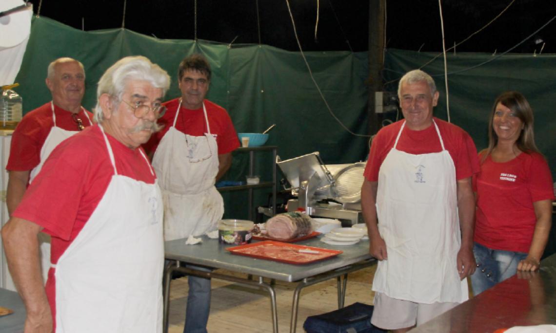 VESTIGNE'. Padiglione gastronomico affollato per la patronale