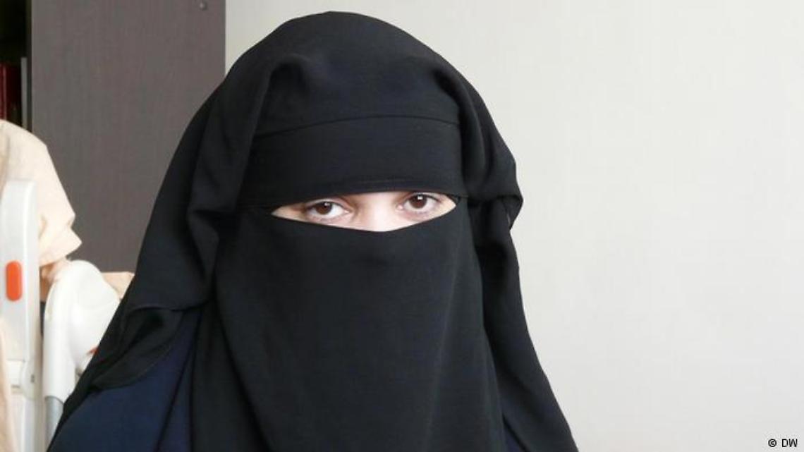 TRINO. Ordinanza del sindaco: in città è vietato indossare il burqa