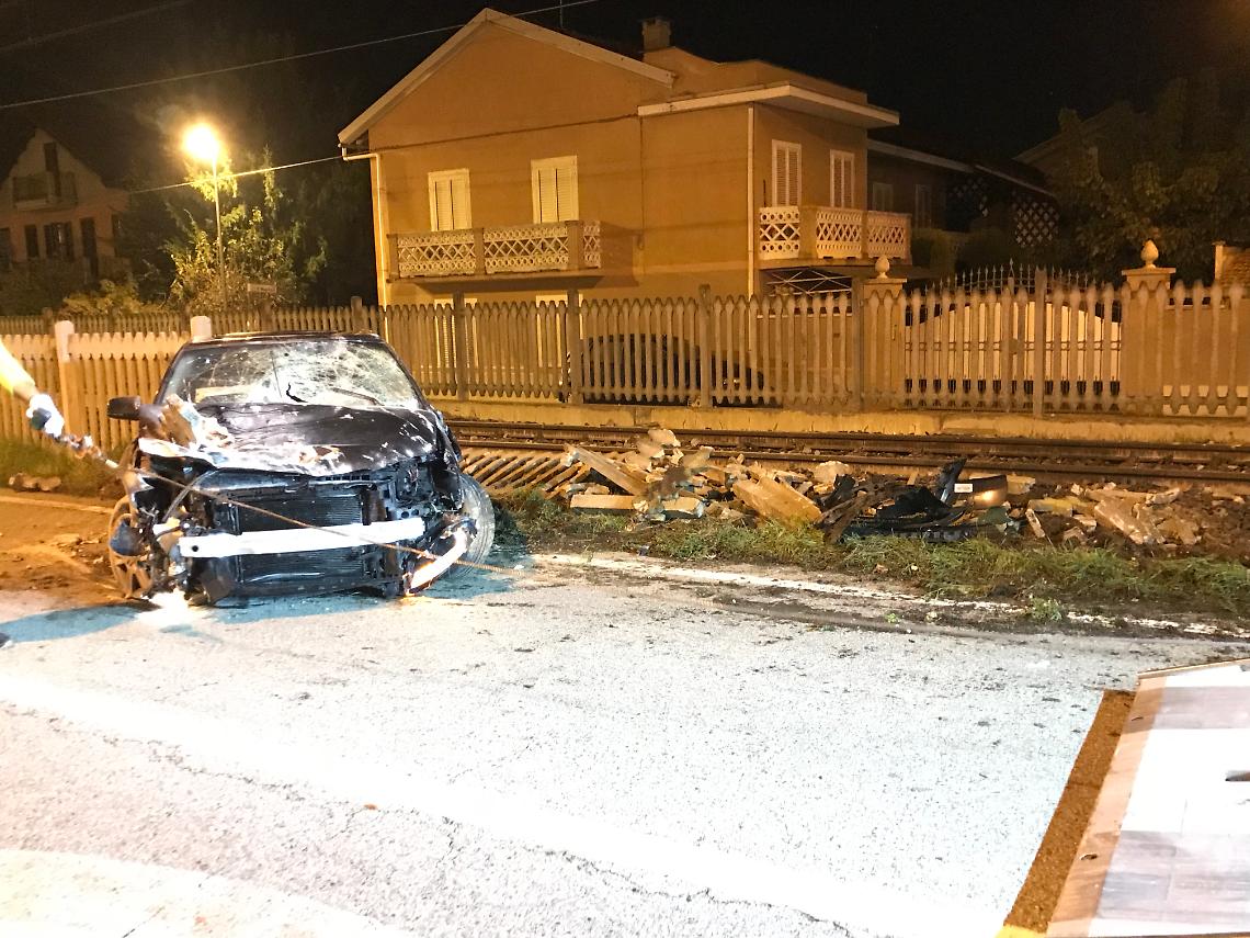 VOLPIANO. Perde il controllo della sua auto e abbatte 18 metri di recinzione della ferrovia