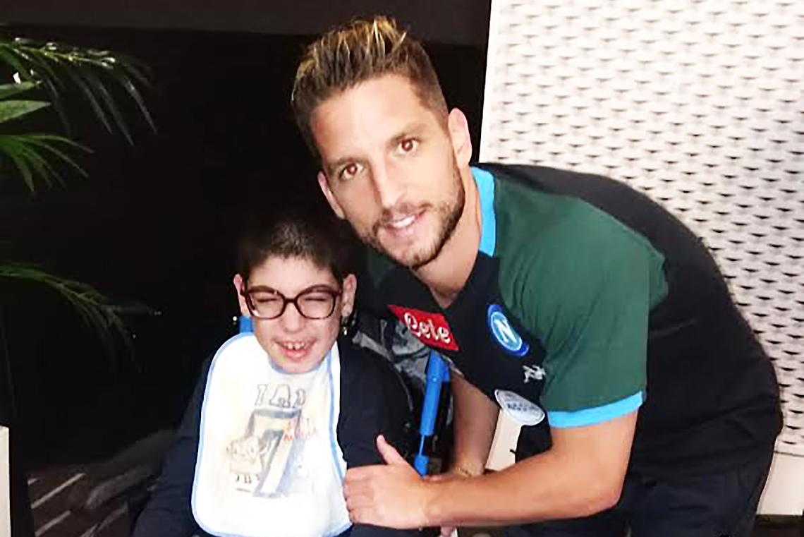 CALCIO. Il piccolo Roby Gigliotti incontra i suoi beniamini del Napoli