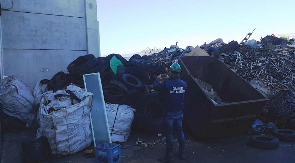 PINEROLO. I carabinieri del Noe sequestrano un capannone adibito a discarica abusiva