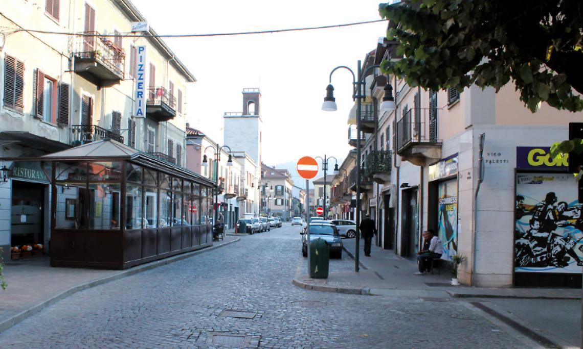 CHIVASSO. Puliscono le strade anche sotto la pioggia: che spreco!
