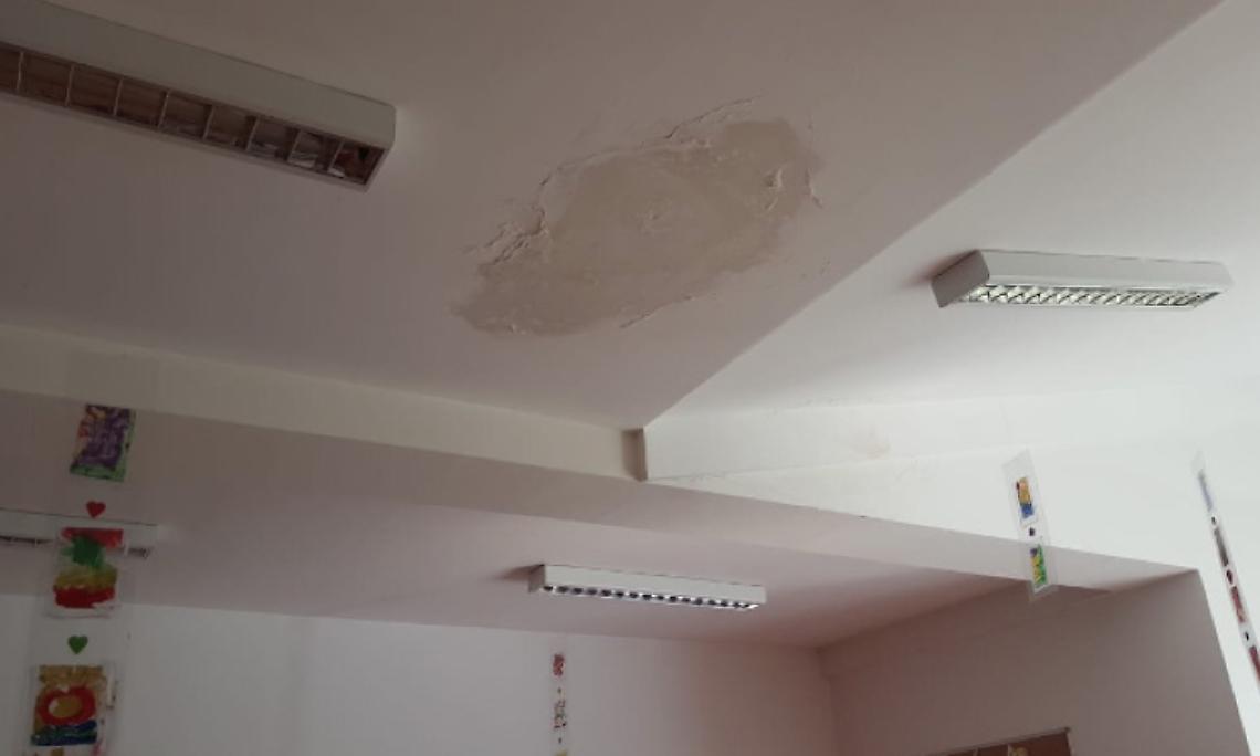 VENARIA. Infiltrazioni dal soffitto della “Collodi”