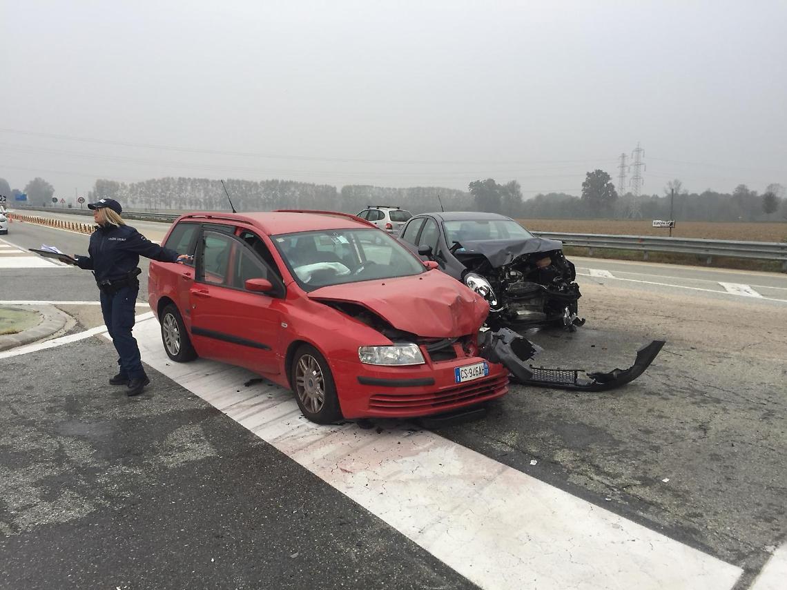 CHIVASSO. Tre feriti nell'incidente allo svincolo della A4 Chivasso Ovest