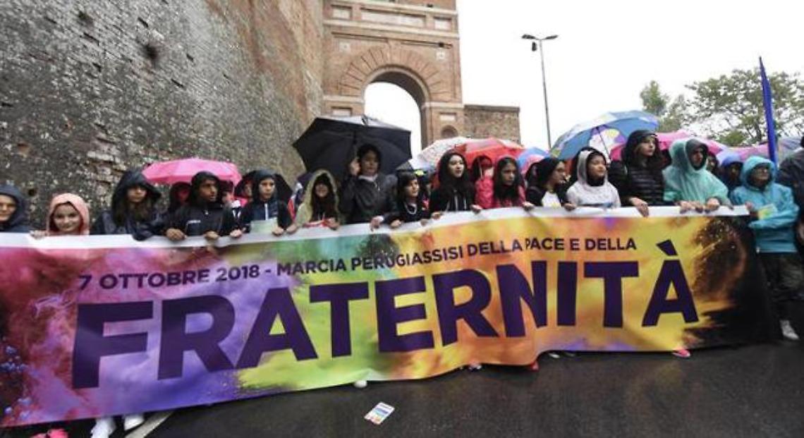 PERUGIA. Marcia della pace: tanti giovani in cammino da Perugia ad Assisi