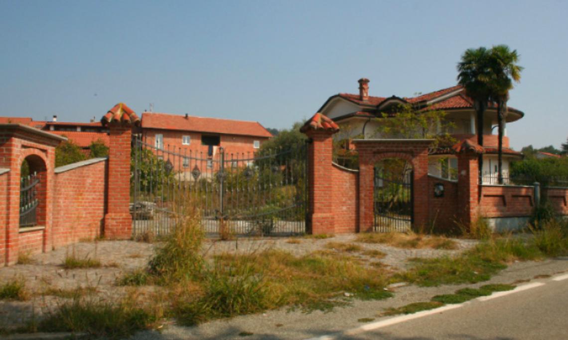 MONTALENGHE. “Villa Barbie” inghiottita dal degrado