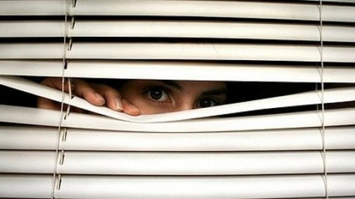 TORINO. Liti e pupazzi horror, stalking condominiale per ex pentito