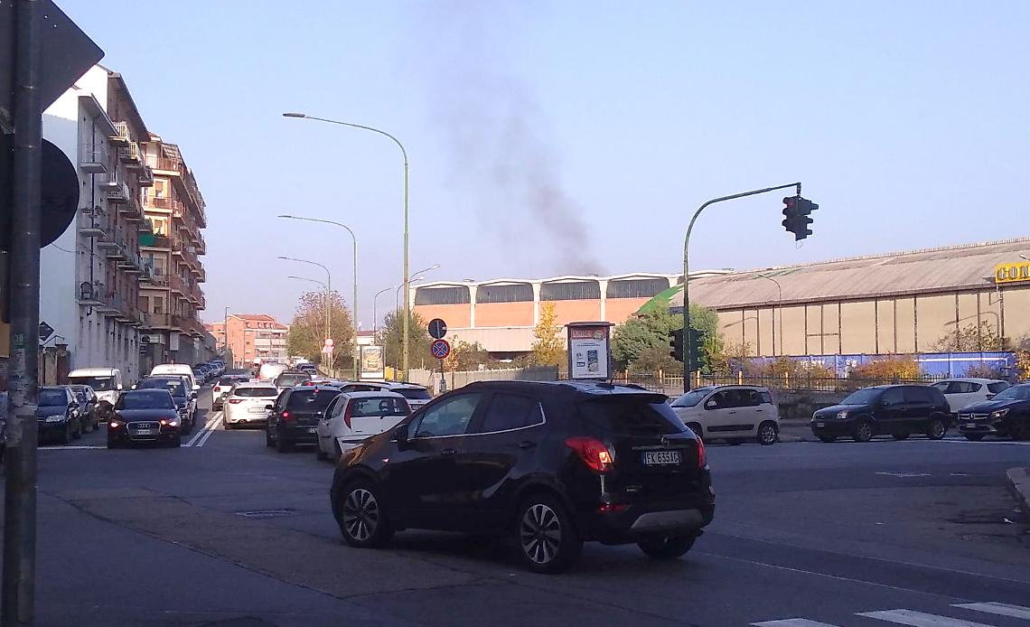 TORINO. Fiamme in edificio abbandonato di Torino, alcuni feriti lievi