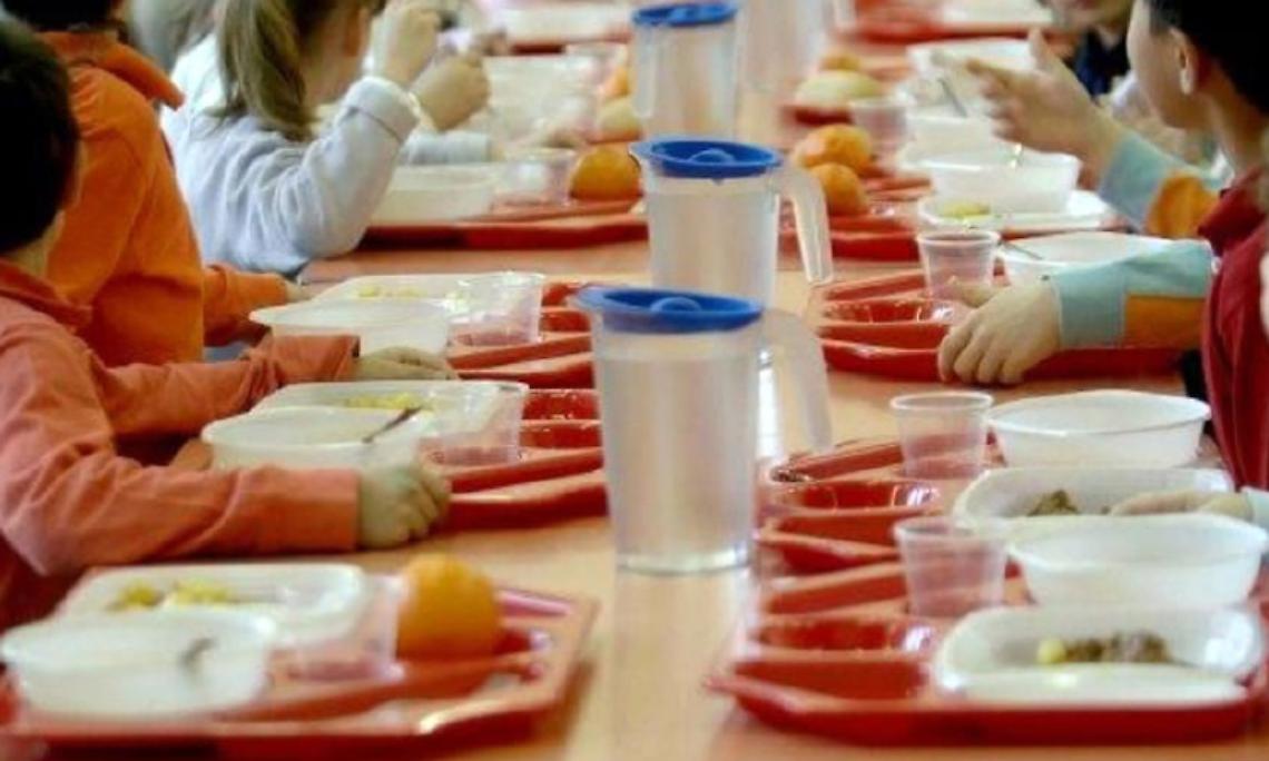 CUCEGLIO. Ricreazione si fa in ginocchio. Mamme sul piede di guerra