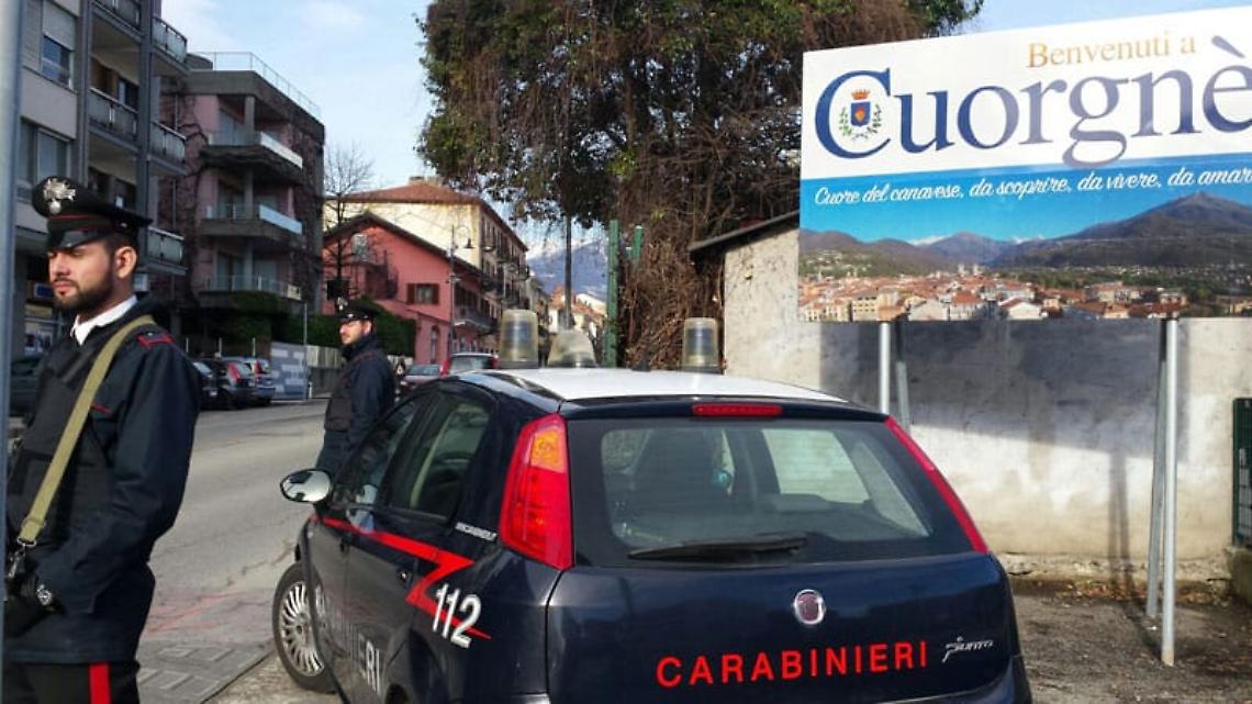 BORGIALLO. Esce di strada e sfascia le auto in sosta, denunciato 21enne