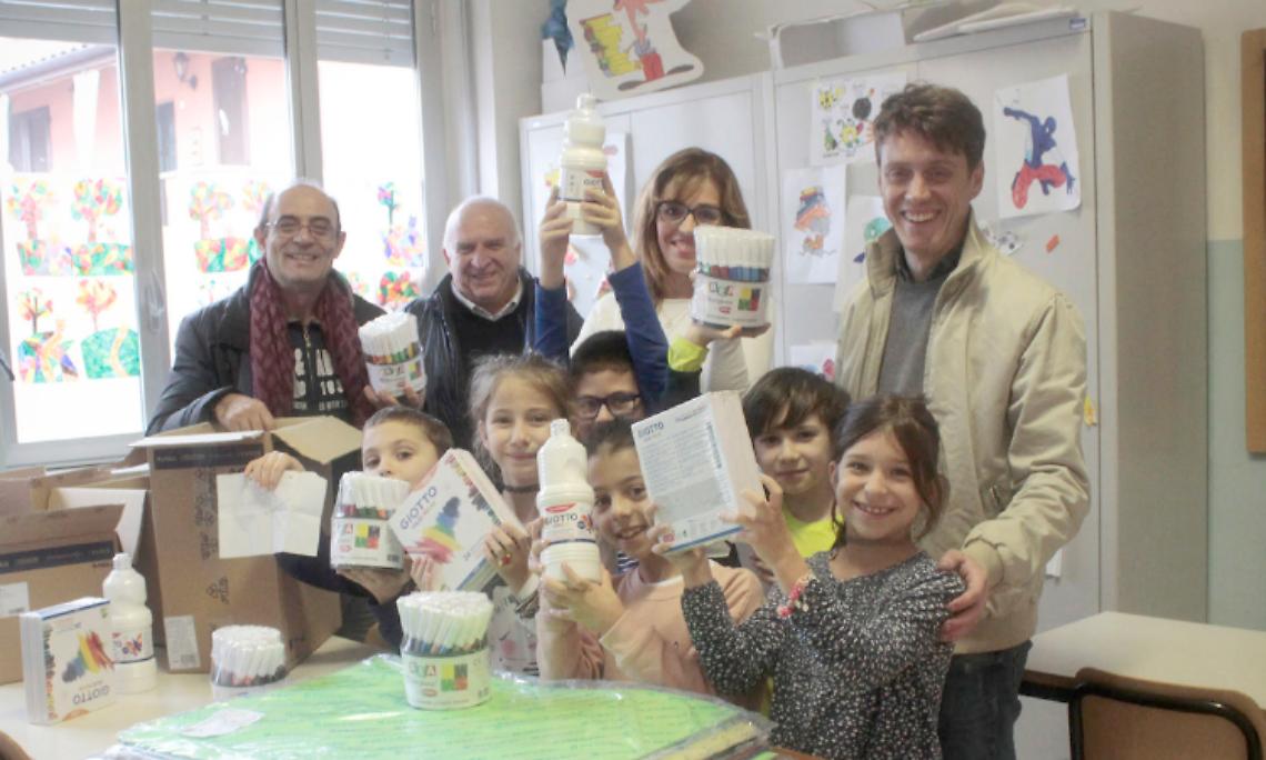SAN BENIGNO. Rappresentanti  del Rione Là Drint a scuola per donare materiale didattico