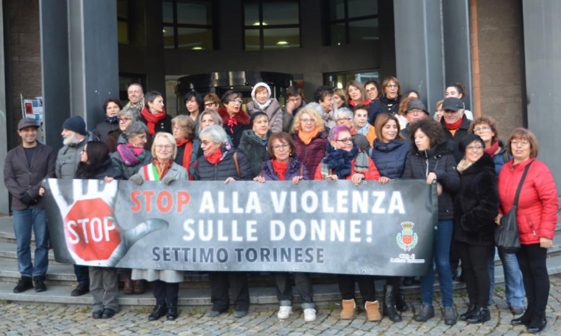 SETTIMO. In corteo per dire “stop” alla violenza: “Non è normale che sia normale”