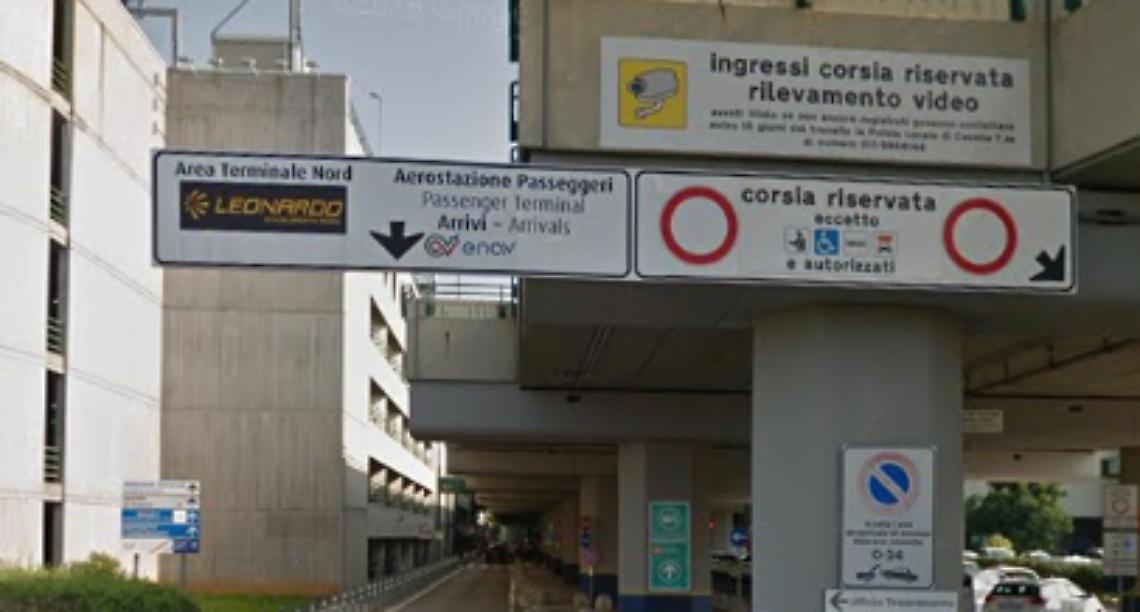 CASELLE. Va all'aeroporto due volte e due volte viene multato