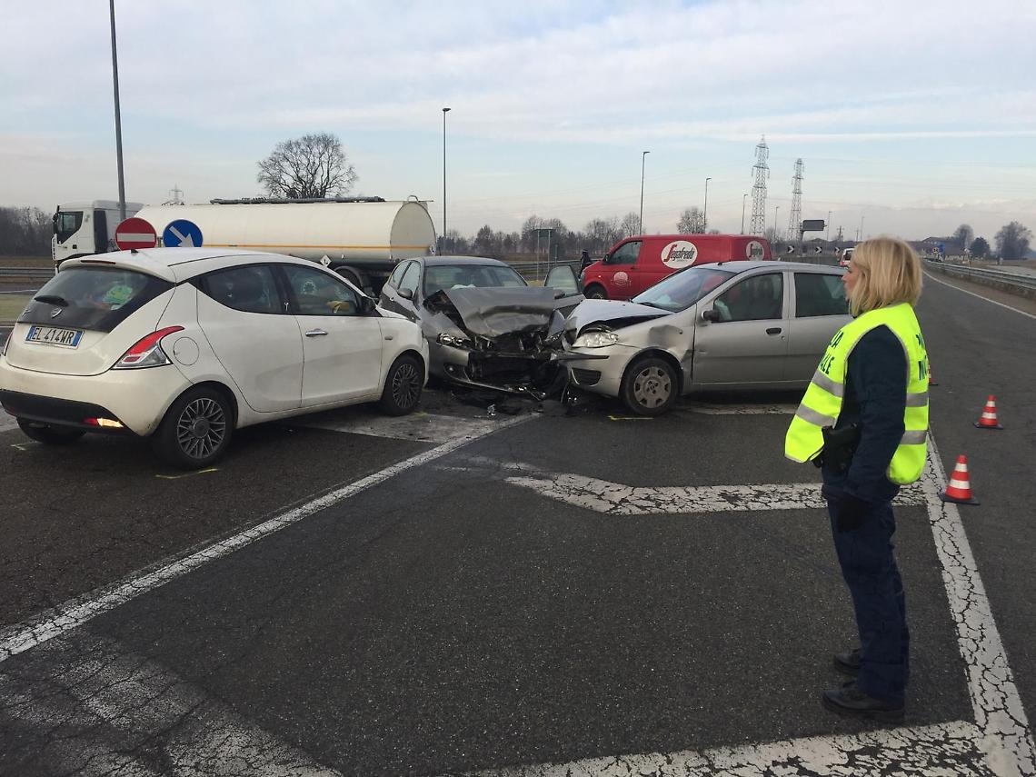 CHIVASSO. Ennesimo incidente allo svincolo Chivasso Ovest