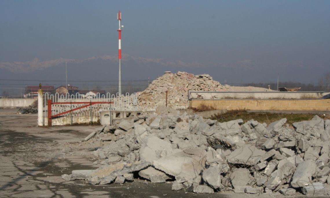 BRANDIZZO. Il Mercatone Uno cancellato dalle ruspe