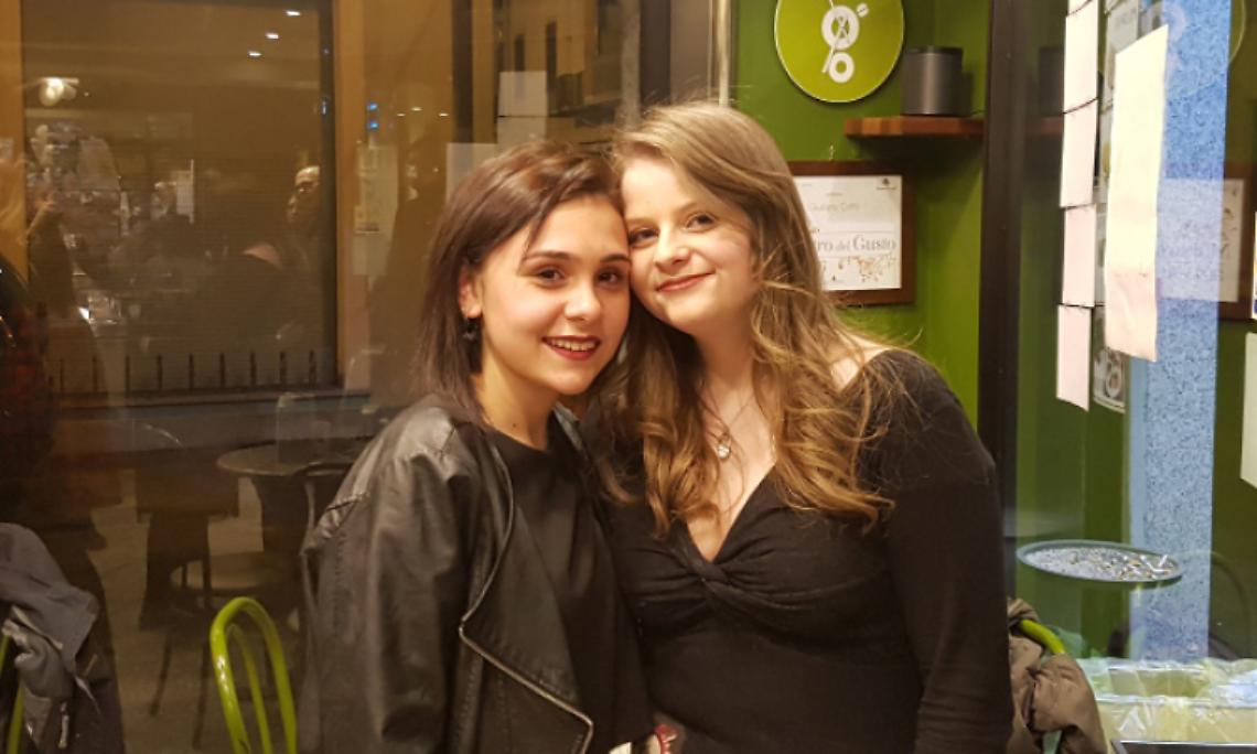CHIVASSO. Inaugurata la mostra di Asia e Nicole al “Caffè Firenze”