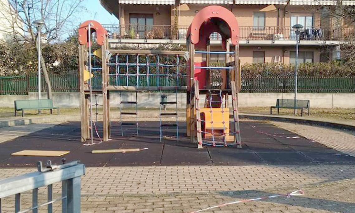 SAN MAURIZIO. Vandalizzato il parco giochi di via San Francesco
