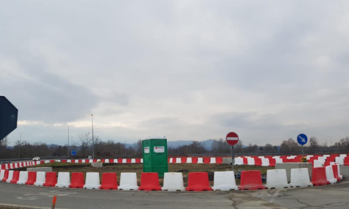 BRANDIZZO. Al via i lavori per la rotonda che regolerà il flusso auto davanti al polo Amazon