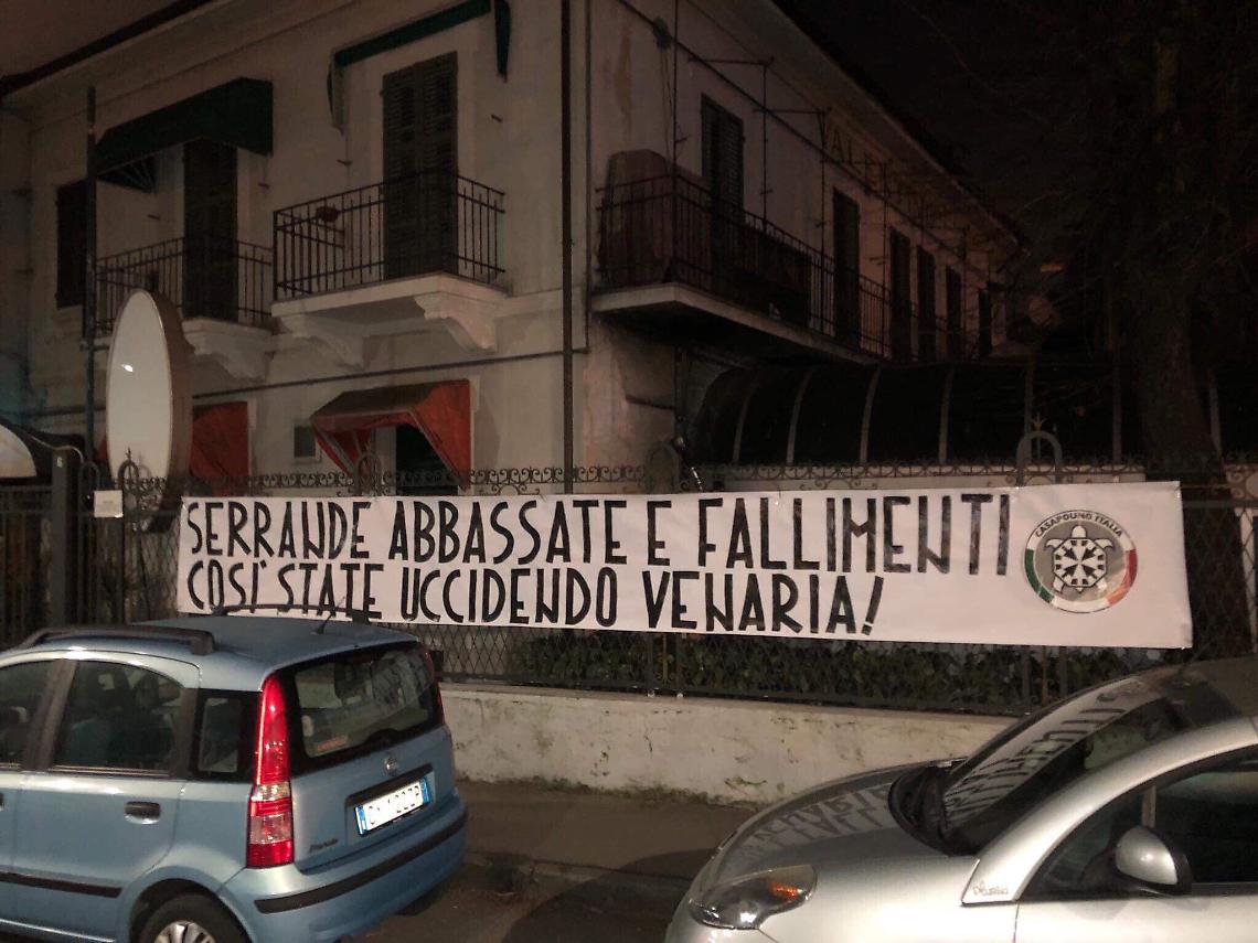 VENARIA. CasaPound denuncia con uno striscione l'allarmante situazione del commercio venariese