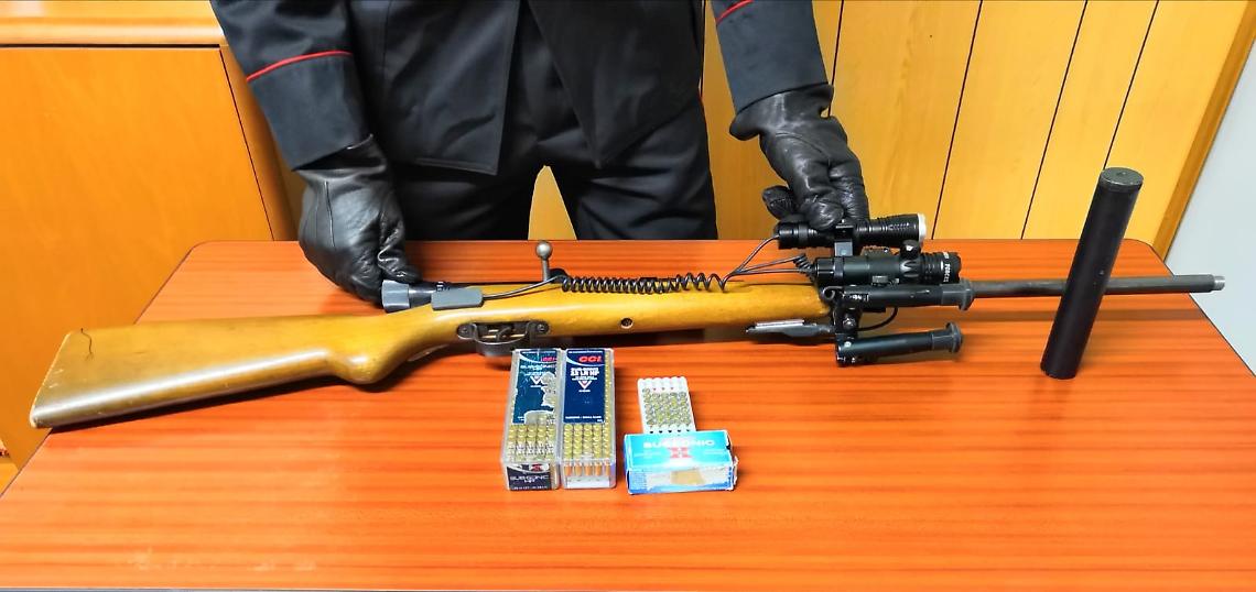 BROSSO. Arma illegale in camera da letto: arrestato