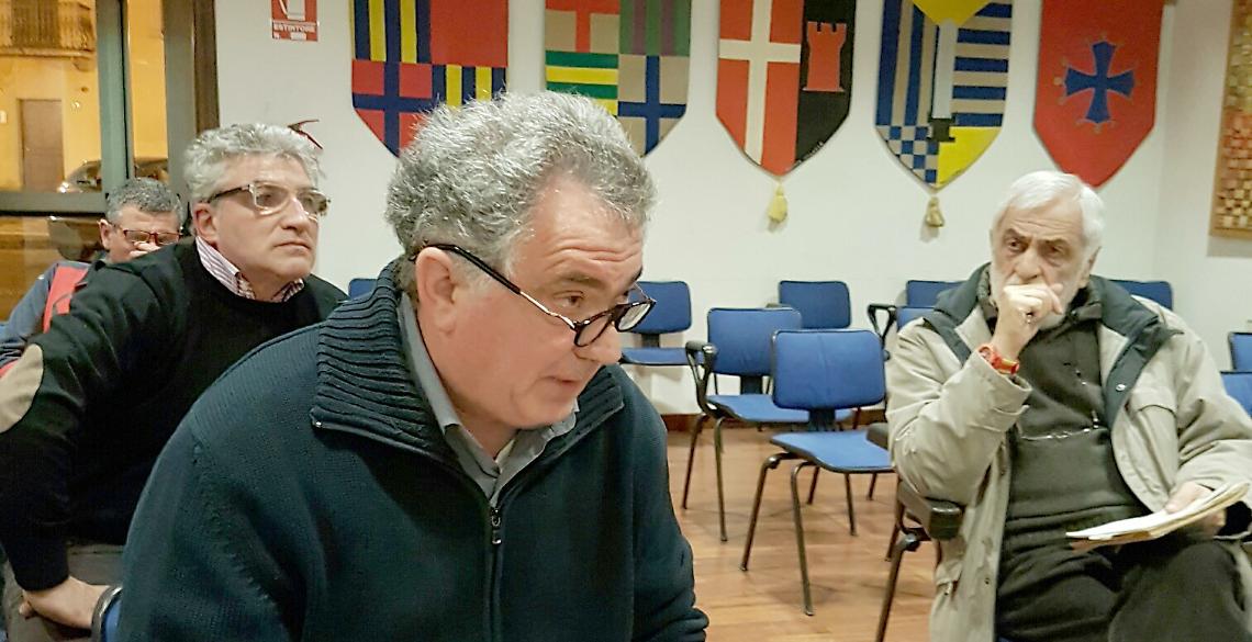 Delirio ai seggi: il sindaco viene fatto allontanare dalla polizia