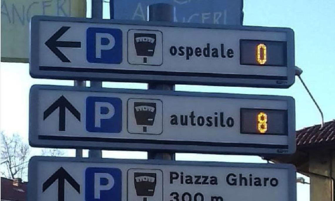IVREA. Nel parcheggio antistante l’autosilo, sono arrivati i pannelli che indicano i posti liberi