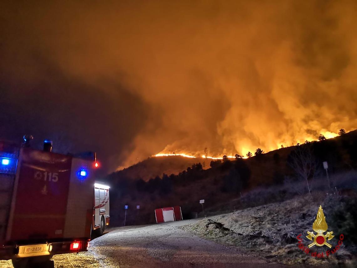 GIVOLETTO. Continuano le attività dei vigili del fuoco contro gli incendi di vegetazione
