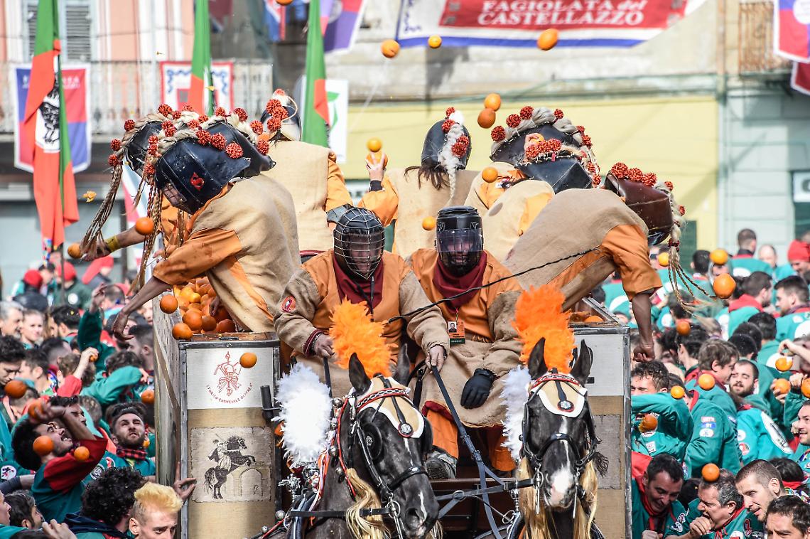 Pu&ograve; esistere una battaglia della arance con i carri trainati da trattori e non dai cavalli?
