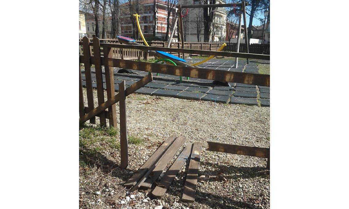 TRINO. Sfasciano la staccionata del parco e i giochi dei bambini: ci sono le immagini, due minorenni segnalati alla Procura
