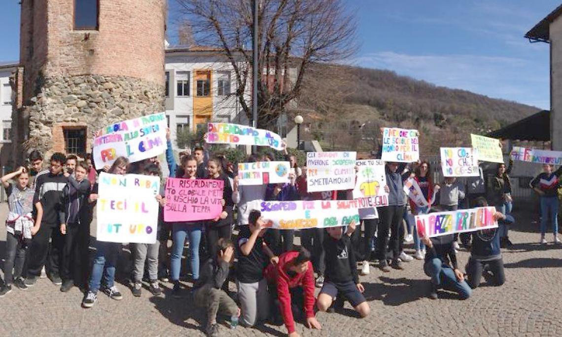 PIVERONE. Studenti in piazza per salvare l’ambiente