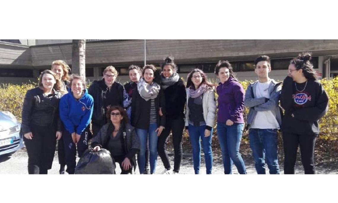 QUINCINETTO. Compagno Zoan guida i ragazzi  a ripulire le aiuole