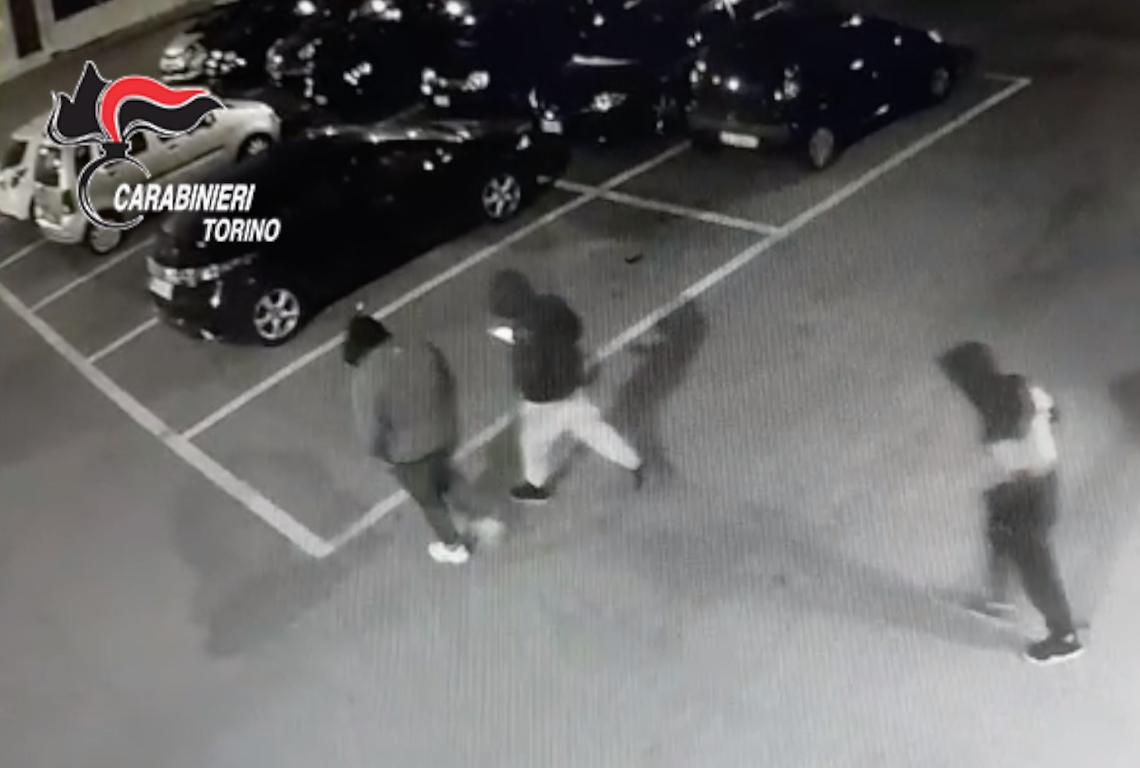 STRAMBINO. Baby vandali devastano per “noia” la sala d’attesa della stazione, fermati quattro minorenni