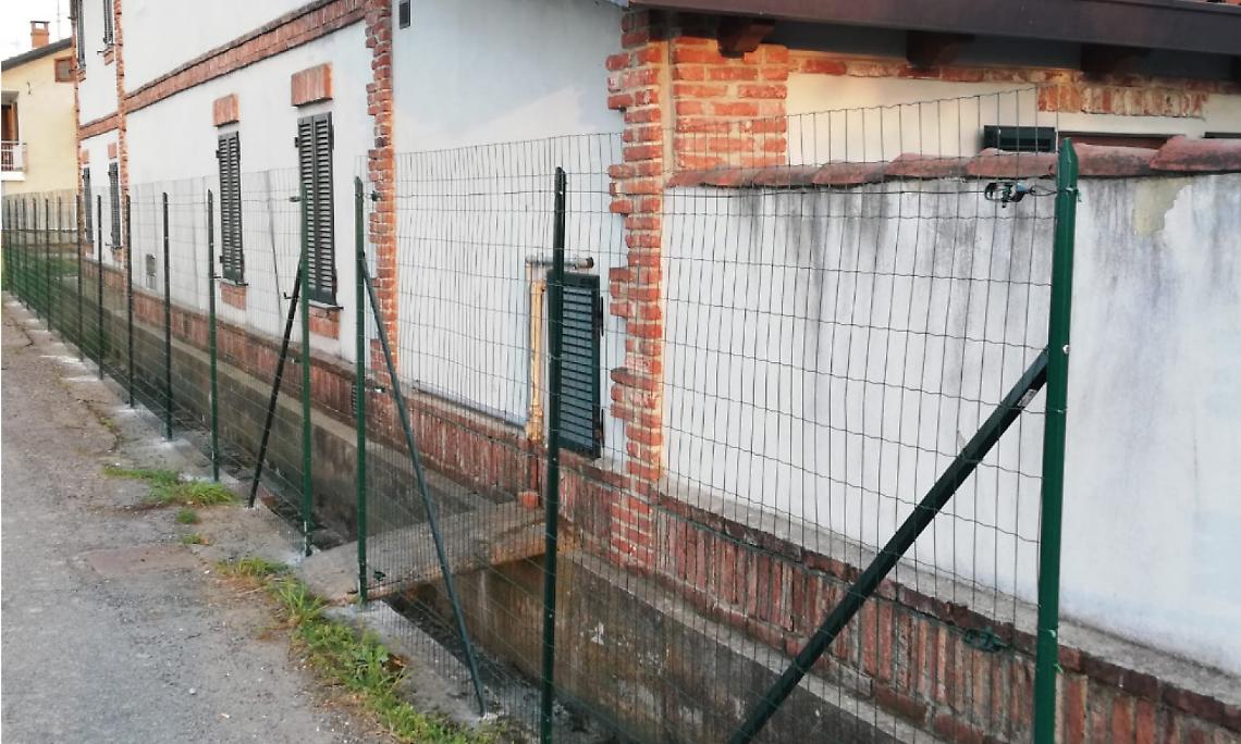 VEROLENGO. Reti da pollaio davanti alle  abitazioni: “Siamo in gabbia”