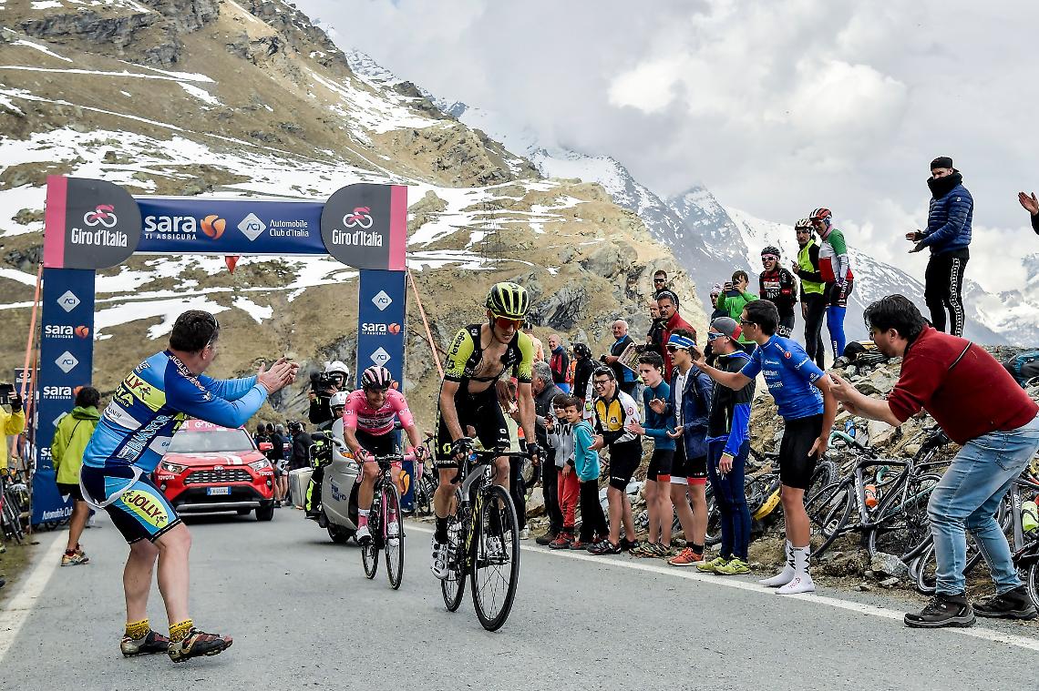 CICLISMO. Giro d'Italia a Ceresole: Zakarin che numero, Nibali e Roglic a braccetto