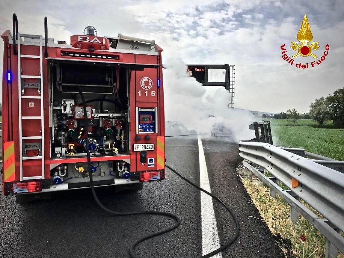 CASELLE. Un automezzo prende fuoco sulla A55, salvo l'autista