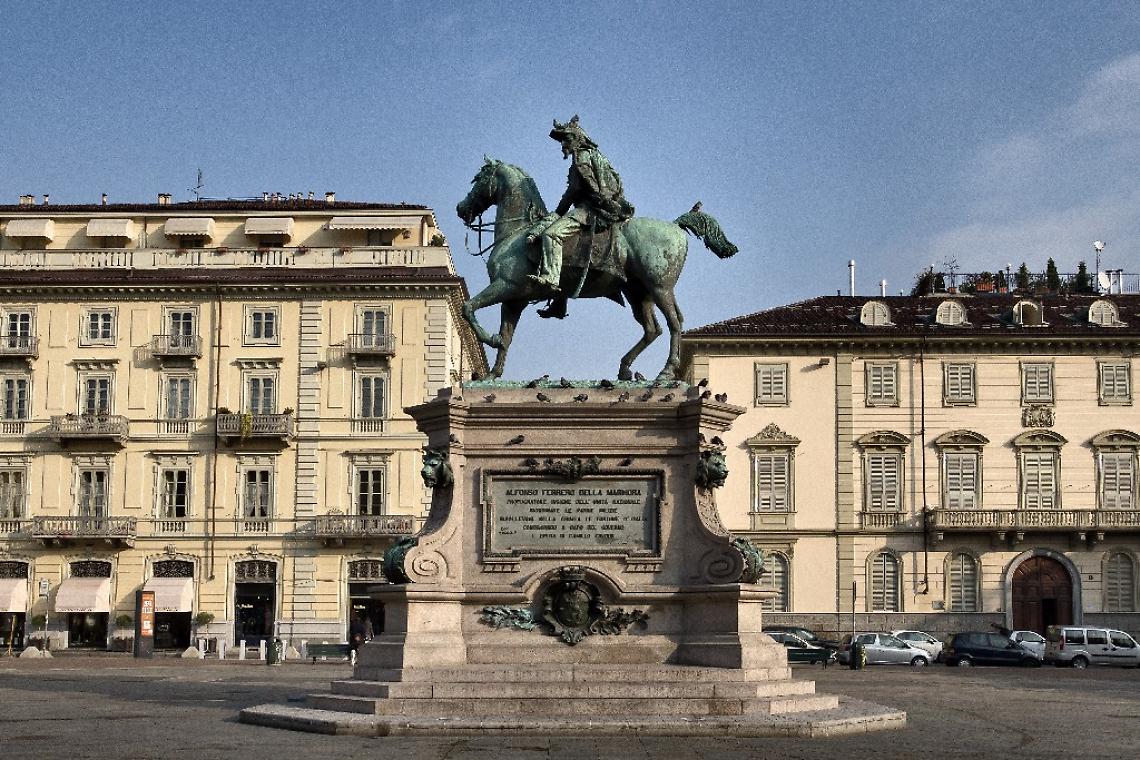 TORINO. Cade da monumento per farsi selfie, grave giovane