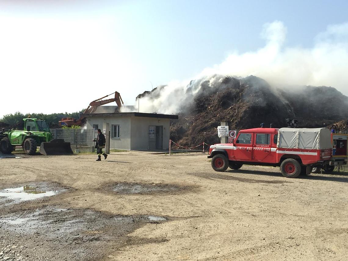 FOGLIZZO. Incendi: in fiamme deposito biomassa legnosa