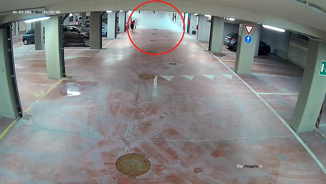 VENARIA. Minorenni scaricano gli estintori nel parcheggio Pettiti