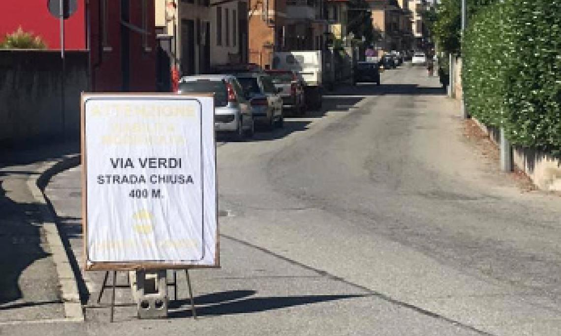 SETTIMO. E’ caos in via Verdi per i cartelli “artigianali”